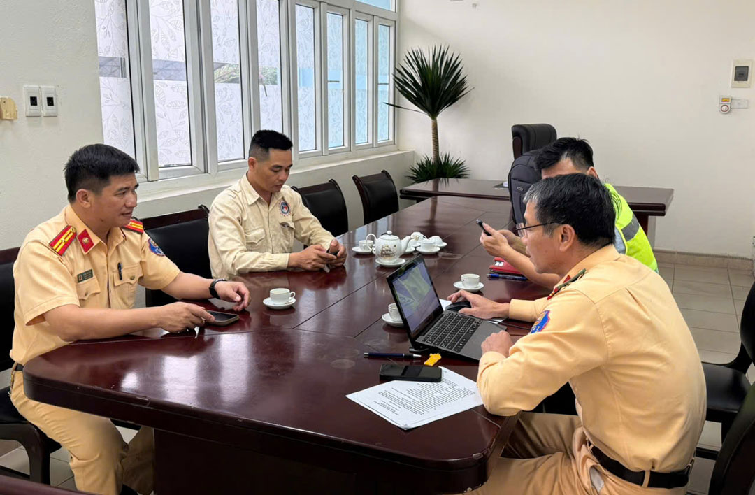 Đội CSGT số 1 làm việc với đại diện đơn vị thi công. Ảnh: Bảo Nguyên 