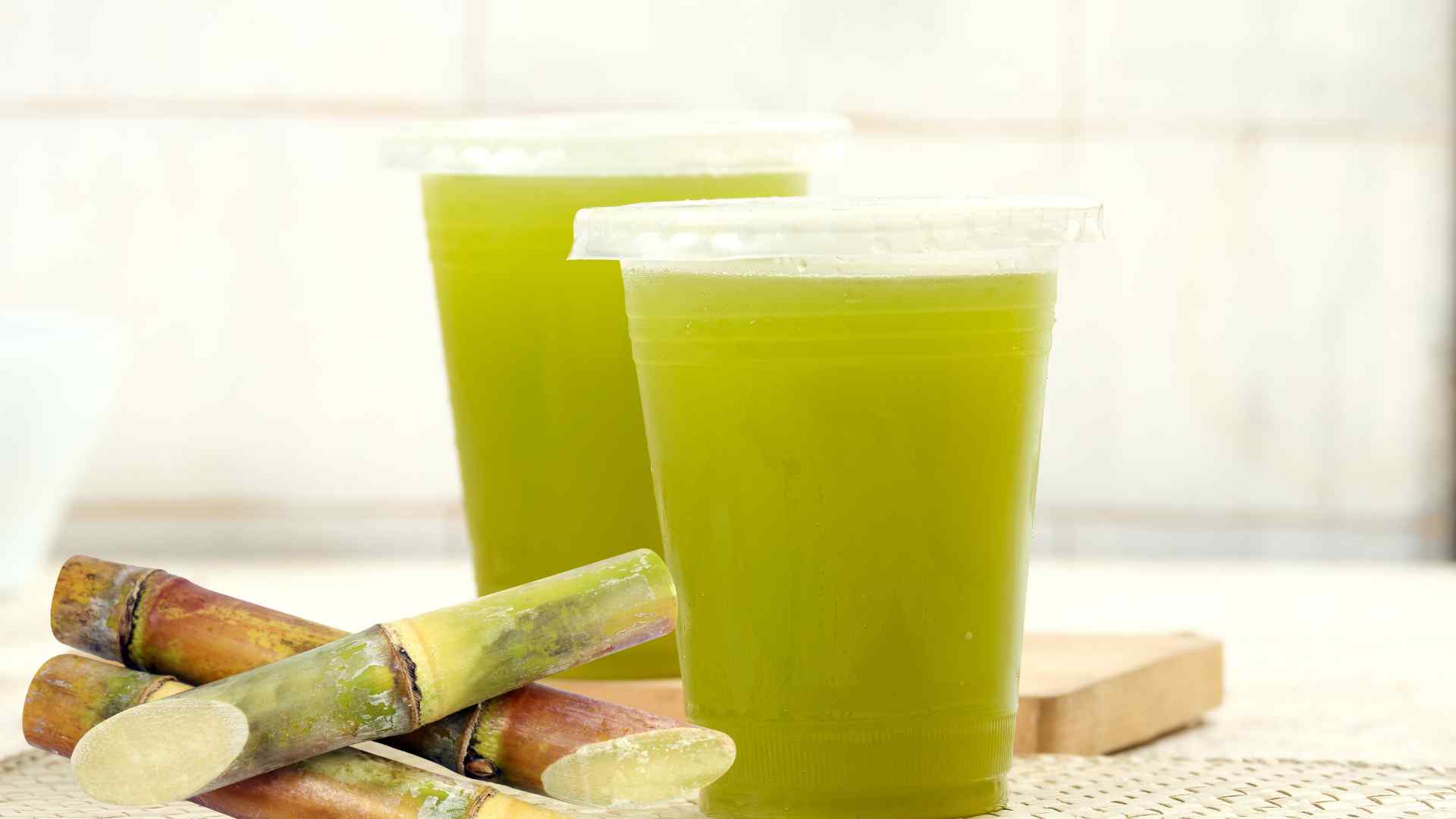 Sugarcane juice is a familiar drink in the hot summer. Graphic photo: Huong Son