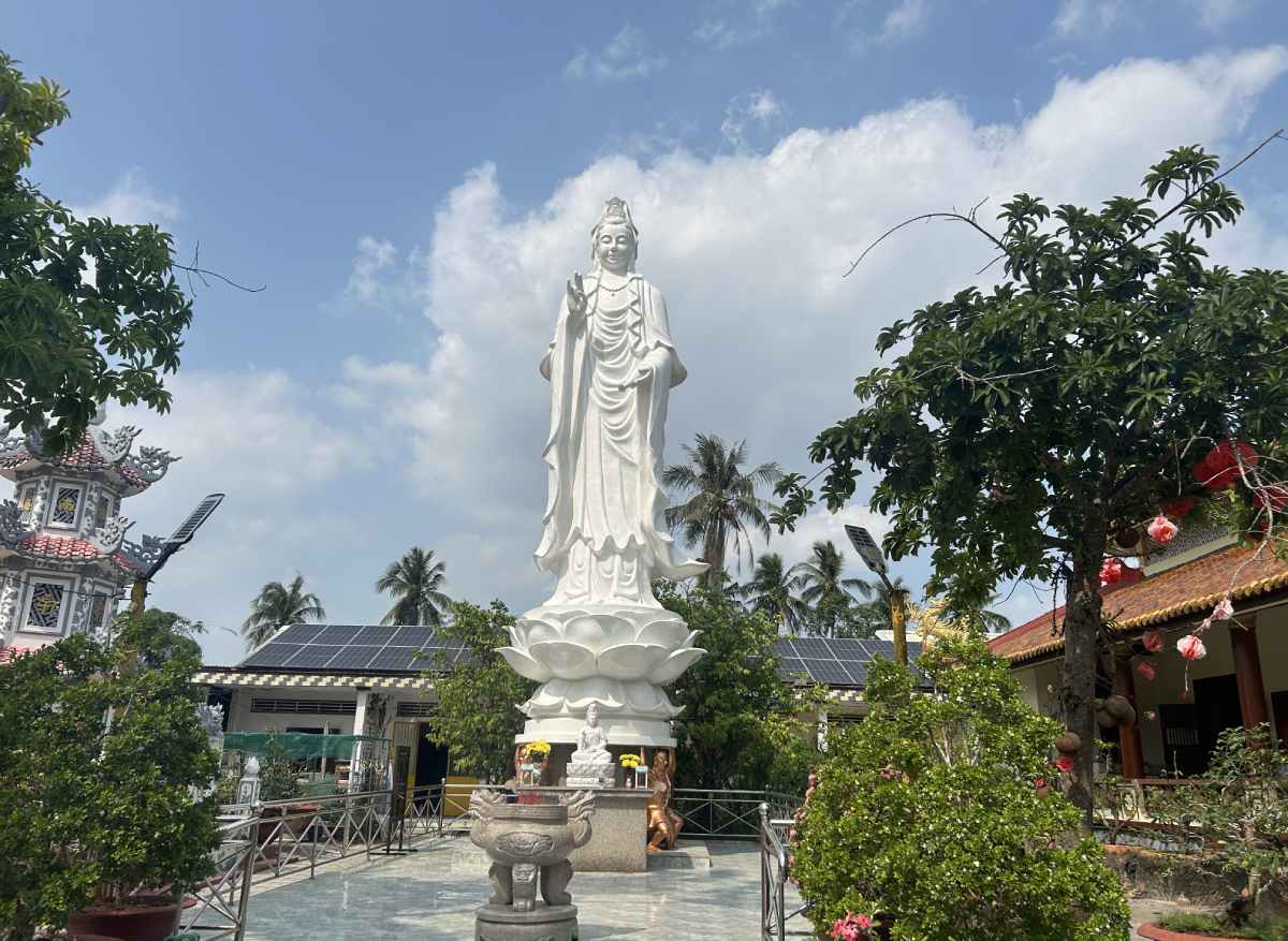 Trong sân chùa là tượng Quan Thế Âm Bồ Tát cao khoảng 5m. Ảnh: Hương Nha