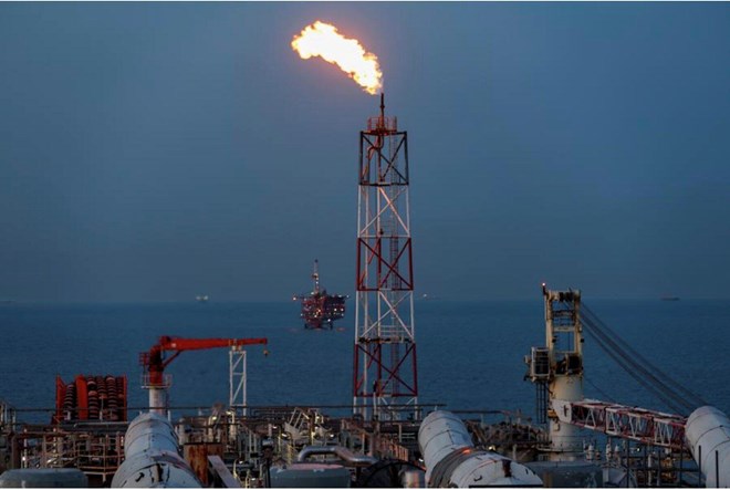 Oil prices rise sharply as the risk of disruption of the Hormuz flow is prolonged. Photo: Xinhua