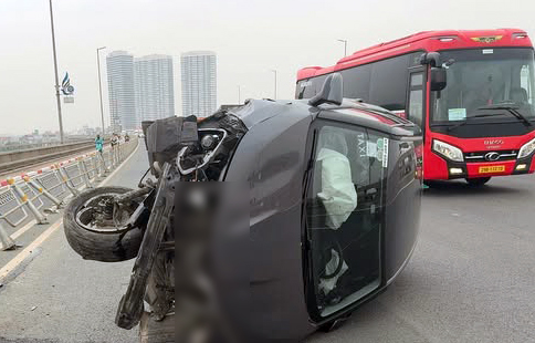 Escena del accidente en el puente Nhật Tân. Foto: Policía proporcionada
