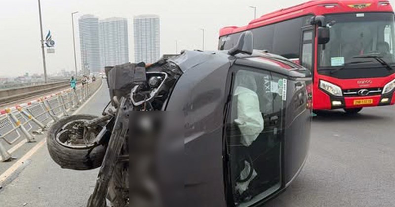 Taxi đâm dải phân cách cầu Nhật Tân, nghi do tài xế buồn ngủ