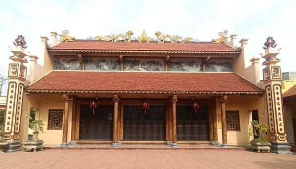 The front building is designed in the style of a bed of matches architecture, the upper roof is shrunken, and the lower roof is spread out. Photo: Mai Dung