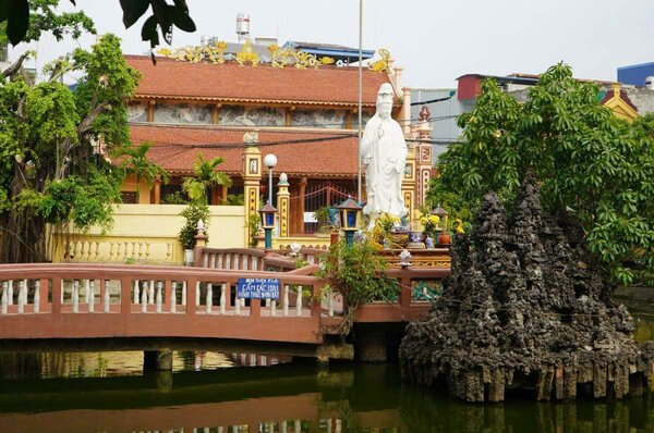 Tượng Phật Quan Thế Âm Bồ Tát đặt giữa hồ nước phía trước Đàn Thiện. Ảnh: Mai Dung