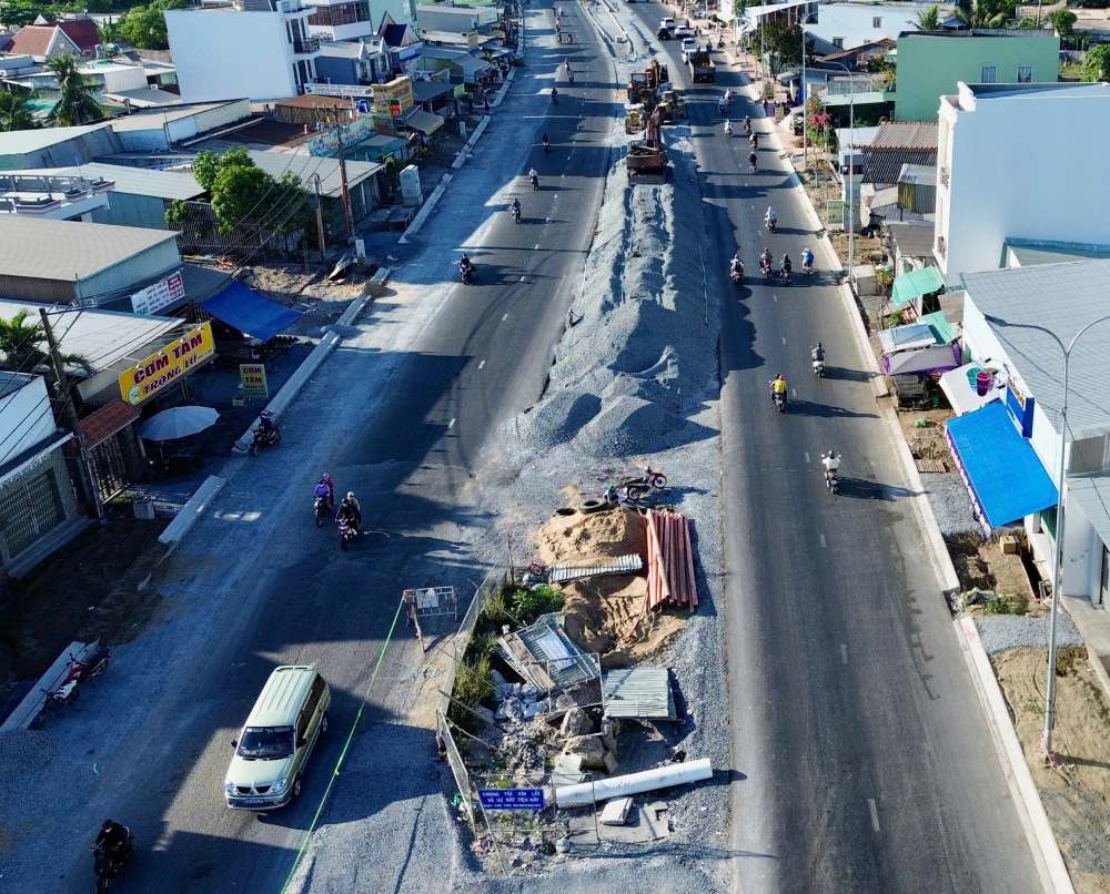   Đơn vị thi công đang tập trung hoàn thiện. Ảnh: Anh Tú