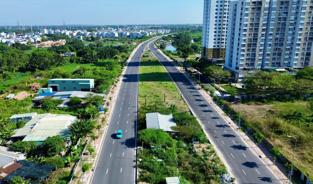 Tuyến đường song hành quốc lộ 50 có 6 làn xe, mặt đường rộng, bằng phẳng, phương tiện lưu thông thuận lợi. Ảnh: Anh Tú