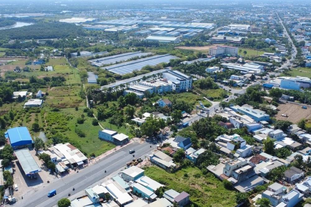 Điểm giao quốc lộ 50 giữa TPHCM (trái) và Tây Ninh (Ảnh: An Huy).  