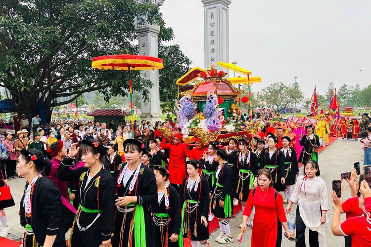 Nghi thức rước kiệu tại lễ hội Tây Thiên. Ảnh: Trường Quân