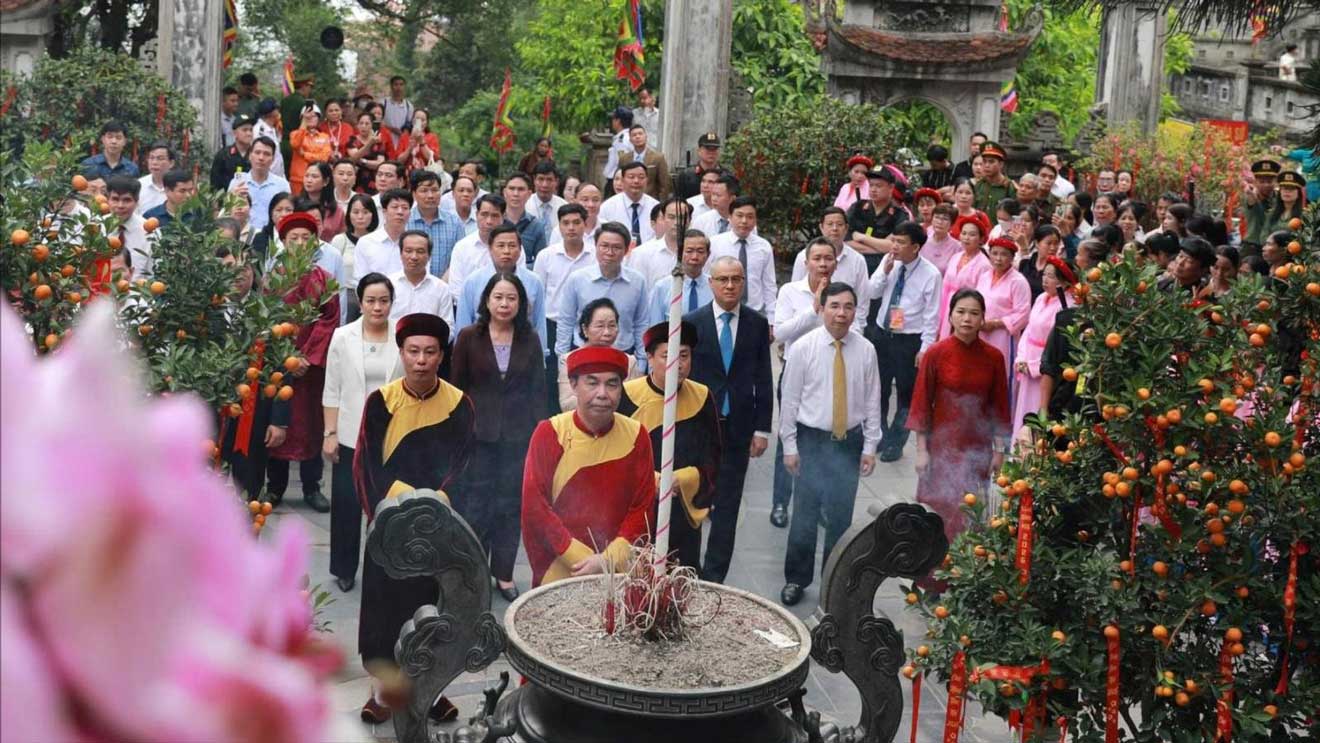 Vice President Vo Thi Anh Xuan attended and offered incense at the Tay Thien festival opening ceremony. Photo: Truong Quan