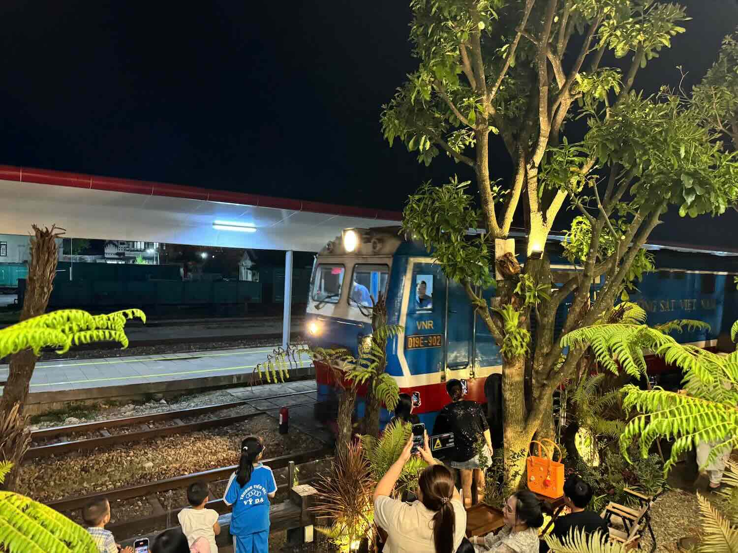 Vừa được thưởng thức cà phê vừa được ngắm tàu ra vào ga Huế nhưng vẫn đảm bảo an toàn. Ảnh: Hoàng Oanh