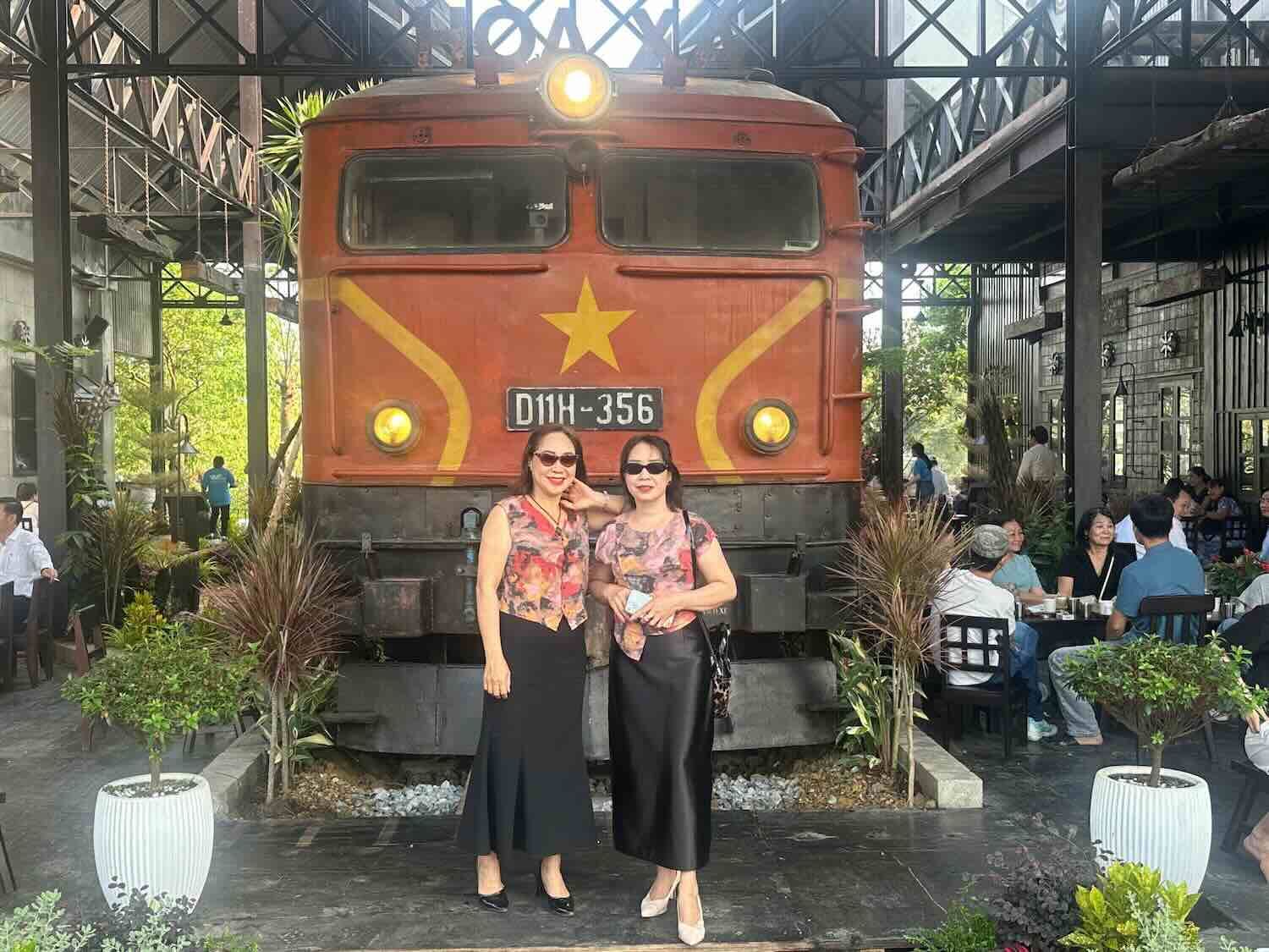 Du khách check-in cùng đầu máy xe lửa. Ảnh: Hiền Hiền.