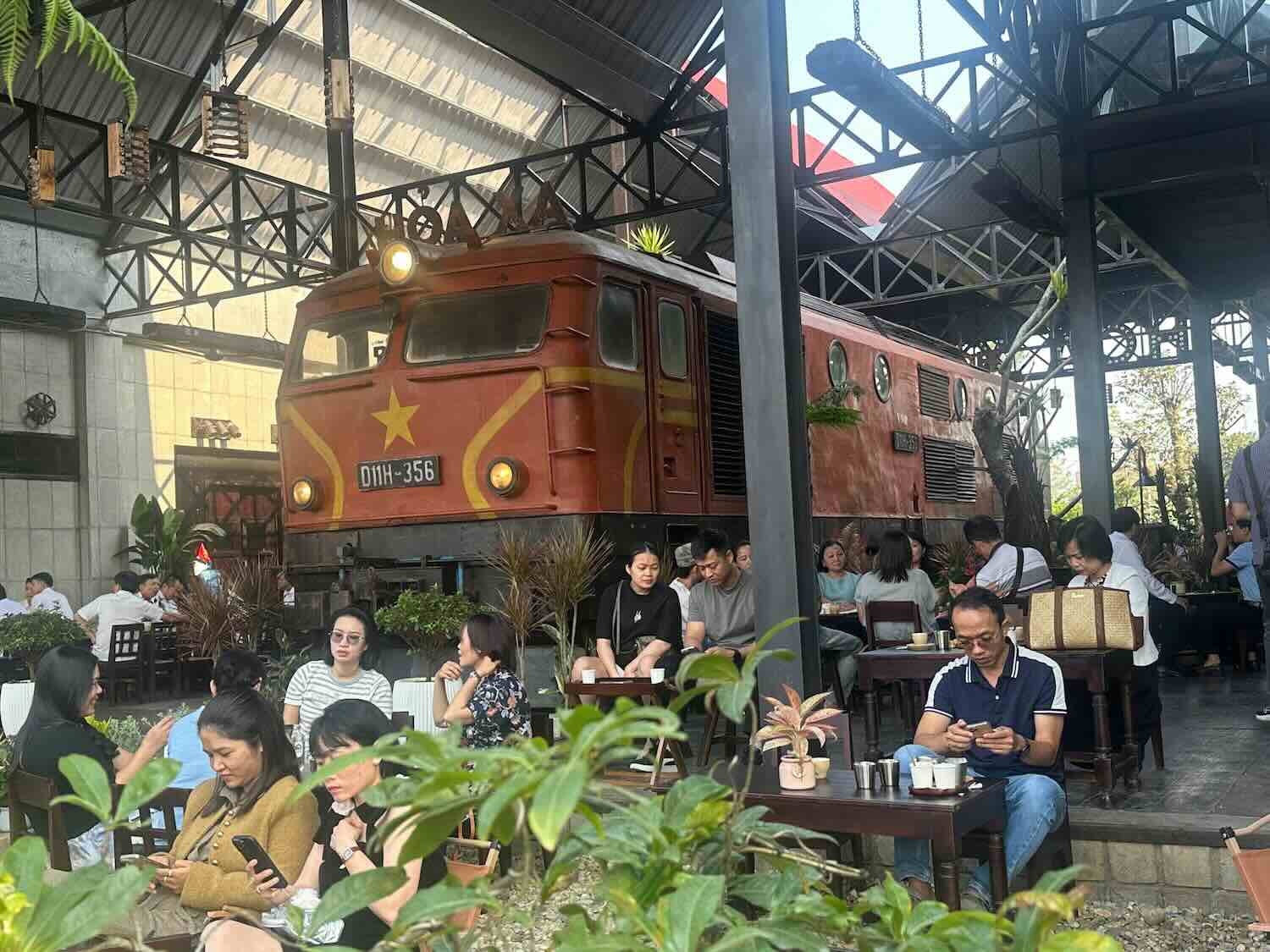 A large number of people and tourists come to the coffee shop with train cars actually placed at the shop. Photo: Hien Hien.