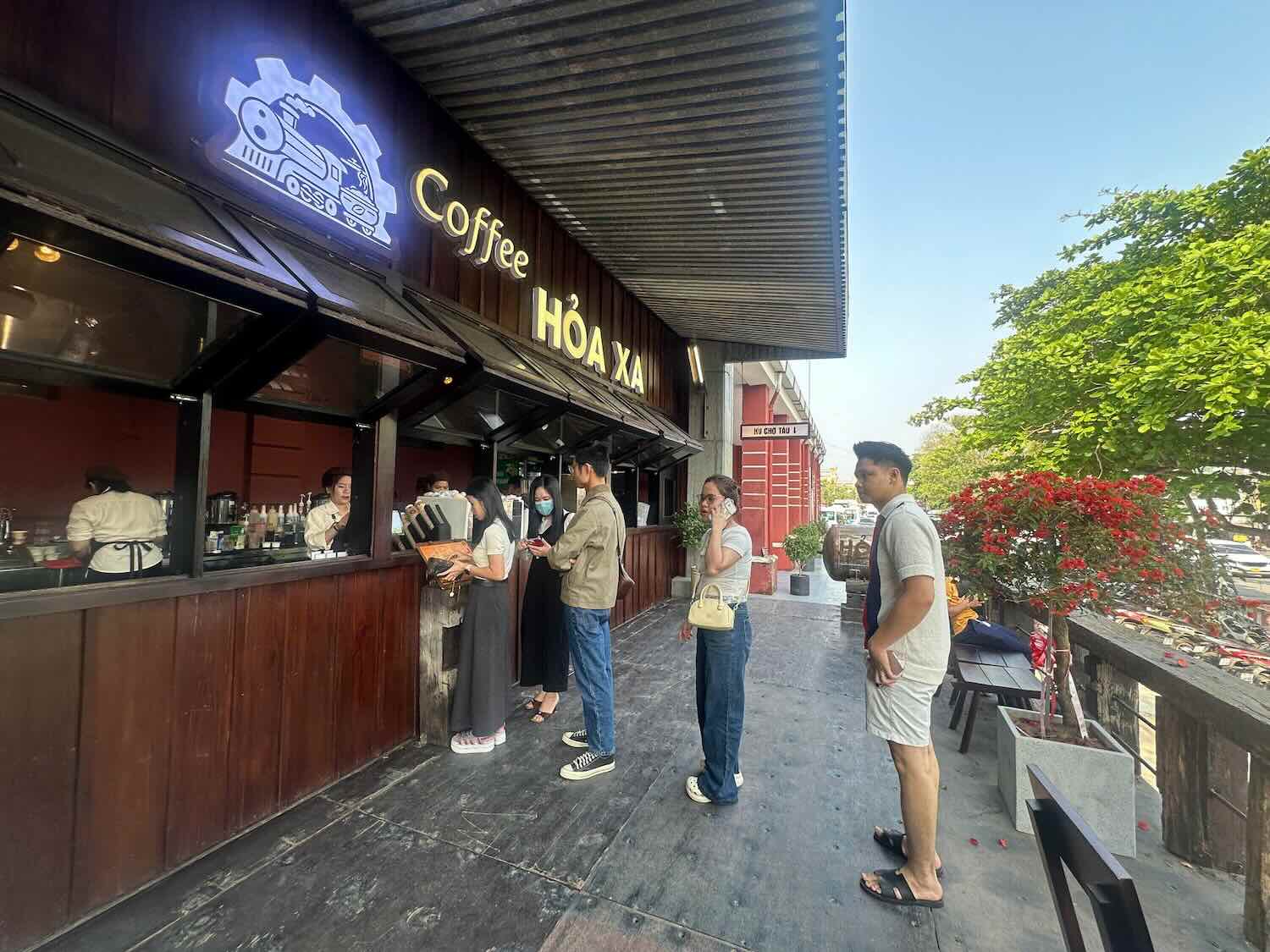 Thực khách xếp hàng để gọi nước. Ảnh: Hiền Hiền.