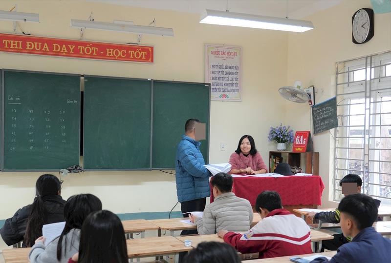 Nghe An education sector is committed to removing difficulties for contract teachers and staff. Photo: My Ha