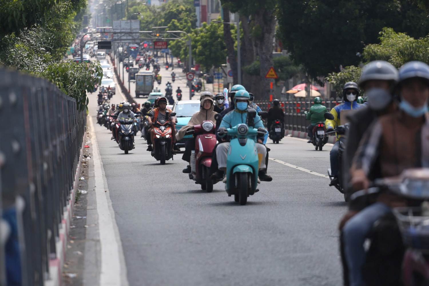 Weather forecast for tomorrow: Northern region has hot sun in some places, Thanh Hoa to Quang Ngai have light rain in some places. Southern region has prolonged hot sun. Photo: Linh Anh