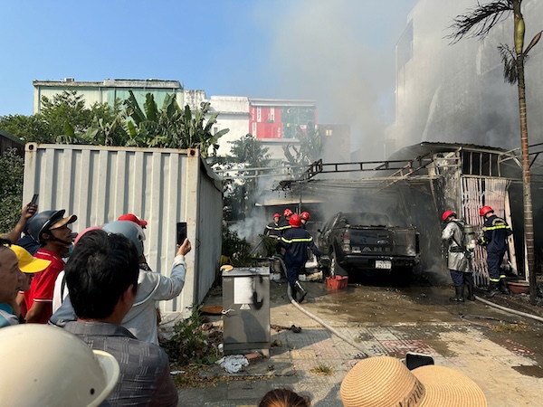 The fire occurred at the warehouse of an establishment on Hoang Thi Loan street. Photo: Quoc Linh