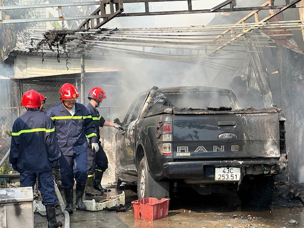 Đội Cảnh sát PCCC&CNCH Khu vực 4 (CSPCCC KV4) đã nhanh chóng điều động nhiều xe chuyên dụng cùng hàng chục cán bộ, chiến sĩ đến hiện trường. Ảnh: Quốc Linh