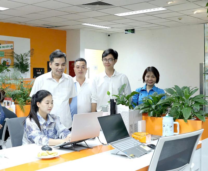 Mr. Le Dinh Hung - Standing Vice Chairman of the Hanoi Labor Federation (standing on the far left) surveys the development of union members and the establishment of grassroots trade unions at FANI Import-Export Trading Co., Ltd. Photo: Kieu Vu