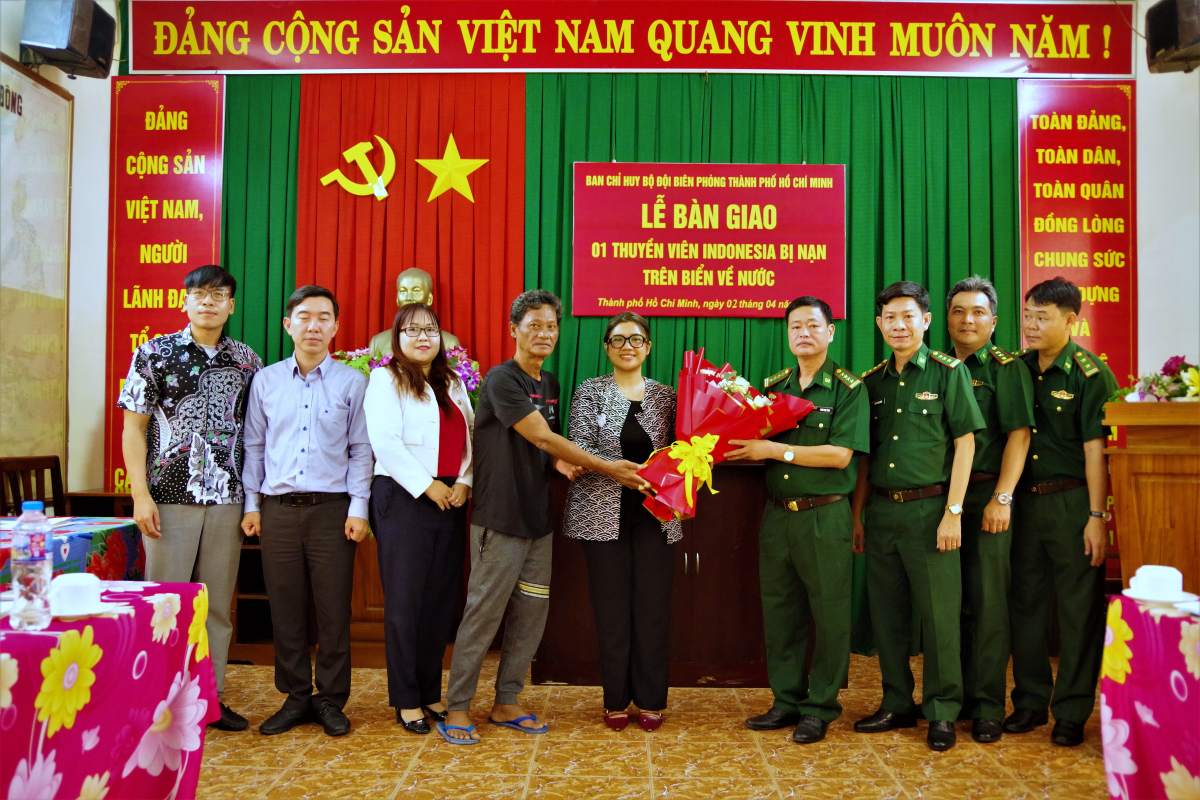 호치민시 주재 인도네시아 총영사관에 조난 선원을 인계하는 행사 조직. 사진: BĐBP