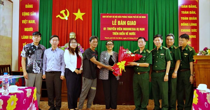 Bộ đội Biên phòng TP.HCM bàn giao thuyền viên nước ngoài gặp nạn trên biển