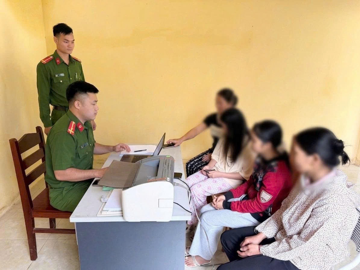 Binh An Commune Police (Tuyen Quang province) handed over the two children to their families safely. Photo: Ministry of Public Security