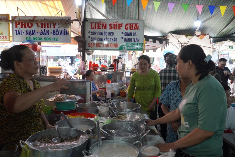 Ho Chi Minh City small traders struggle to manage, accepting to reduce profits to maintain selling prices amid rising input costs. Photo: Ngoc Le