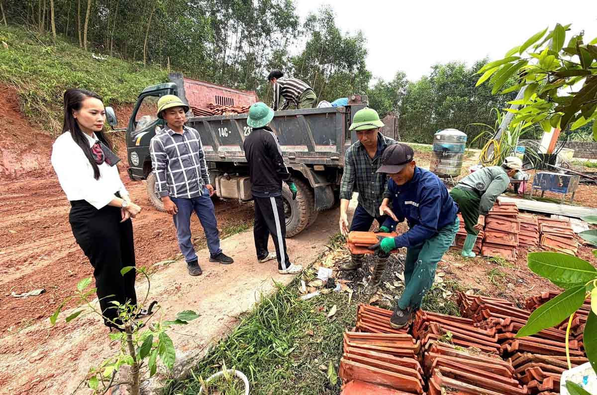 Officials and people support families transporting tiles. Photo: Van Don Trade Union