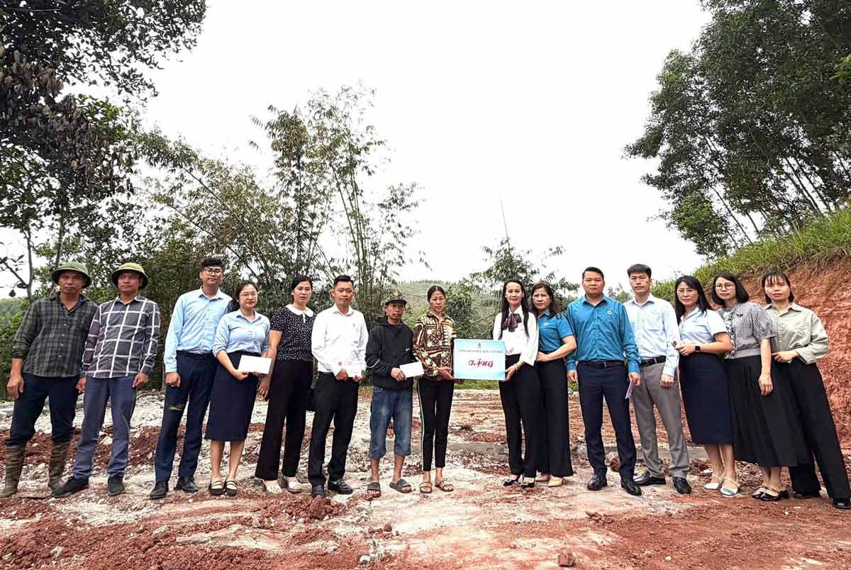 Công đoàn đặc khu Vân Đồn và các công đoàn cơ sở gồm Bệnh viện Đa khoa khu vực Vân Đồn, VietinBank chi nhánh Vân Đồn và Công ty TNHH MTV Du lịch Mai Quyền đã tổ chức thăm hỏi, hỗ trợ gia đình. Ảnh:Công đoàn Vân Đồn