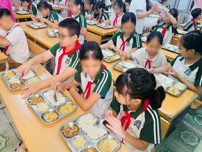 Hung Yen Department of Education and Training strengthens the management of food origin and semi-boarding organization at educational institutions. Photo: Mai Huong