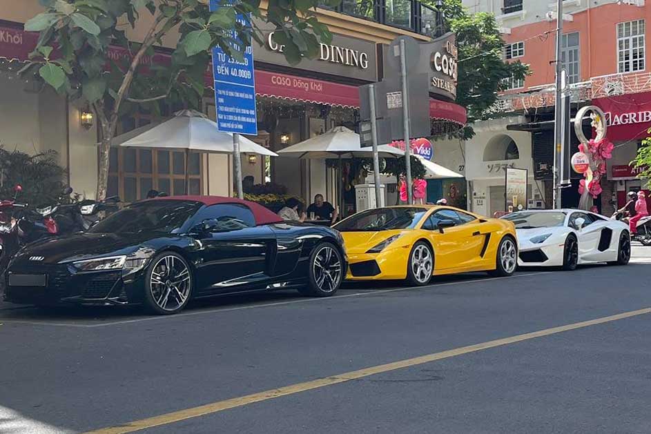 Three supercar models Lamborghini Aventador LP700-4, Lamborghini Gallardo and Audi R8 V10 Spyder appeared simultaneously on the streets of Ho Chi Minh City, attracting the attention of passersby. Photo: Trinh Khanh