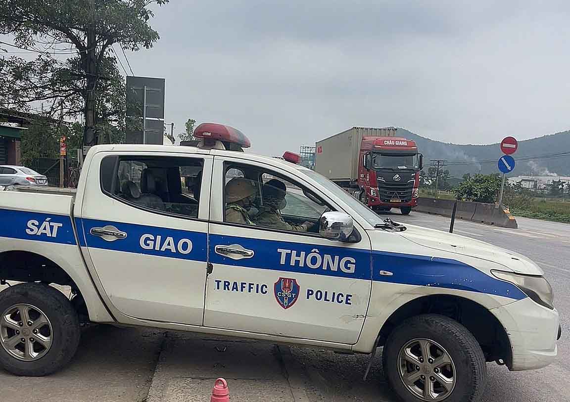 Task force No. 5, Dien Chau Traffic Police Station promptly guided and assisted in taking the child with convulsions and cyanosis to the hospital. Photo: Mai Ngan