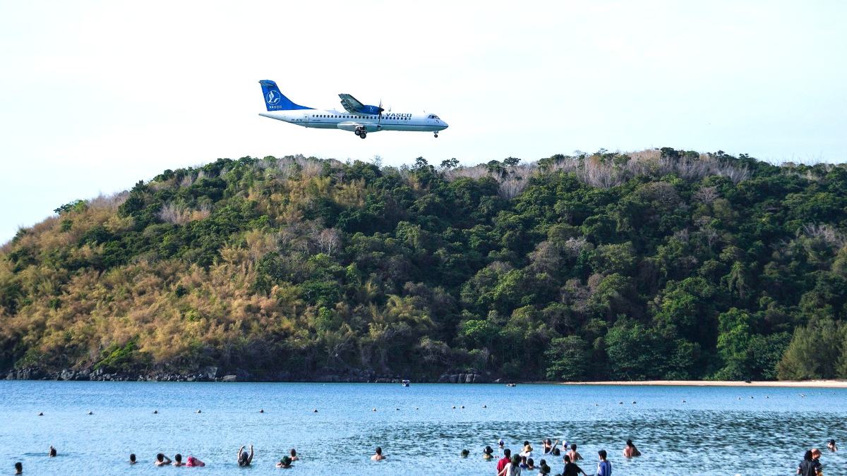 Check-in với máy bay ở bãi Đầm Trầu, đặc khu Côn Đảo. Ảnh: UBCĐ