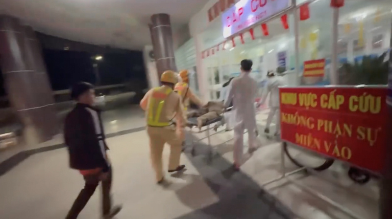 La policía de tráfico de Lạng Sơn abre el camino para los vehículos que transportan pacientes en hora punta. Foto: CACC