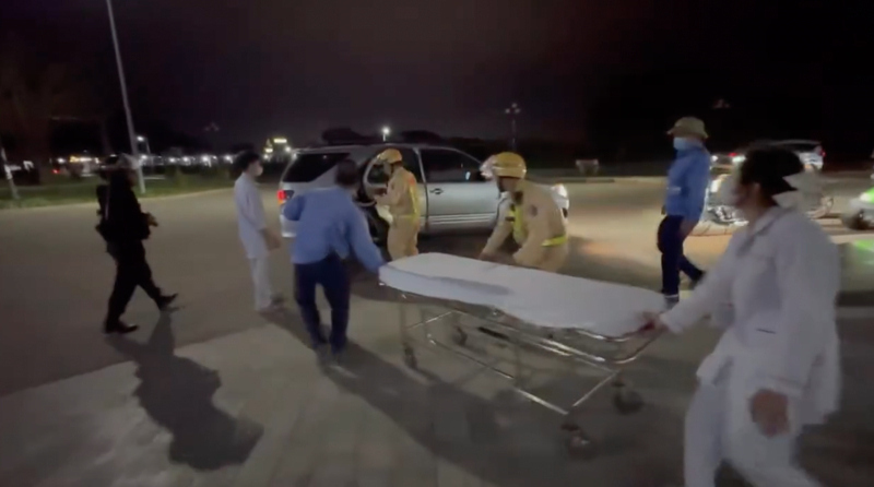 Lang Son traffic police promptly guide and take patients to the hospital at night. Photo: CACC