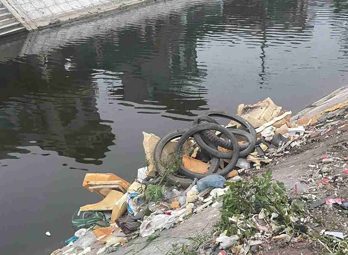 Rác thải sinh hoạt bị vứt bừa bãi ở tuyến kênh Đại Phú Giang. Ảnh: Xã Khúc Thừa Dụ