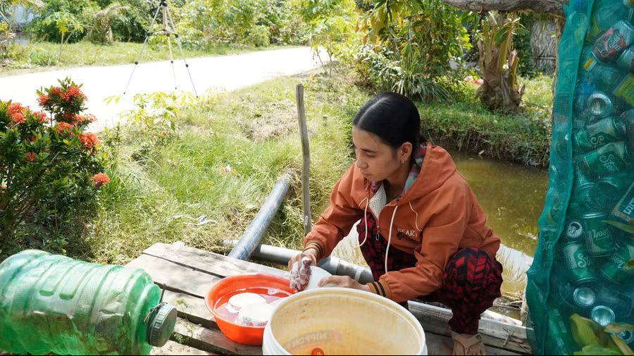 Thiếu nước sinh hoạt vào mùa khô người dân sử dụng nước sông. Ảnh: Nhật Hồ.