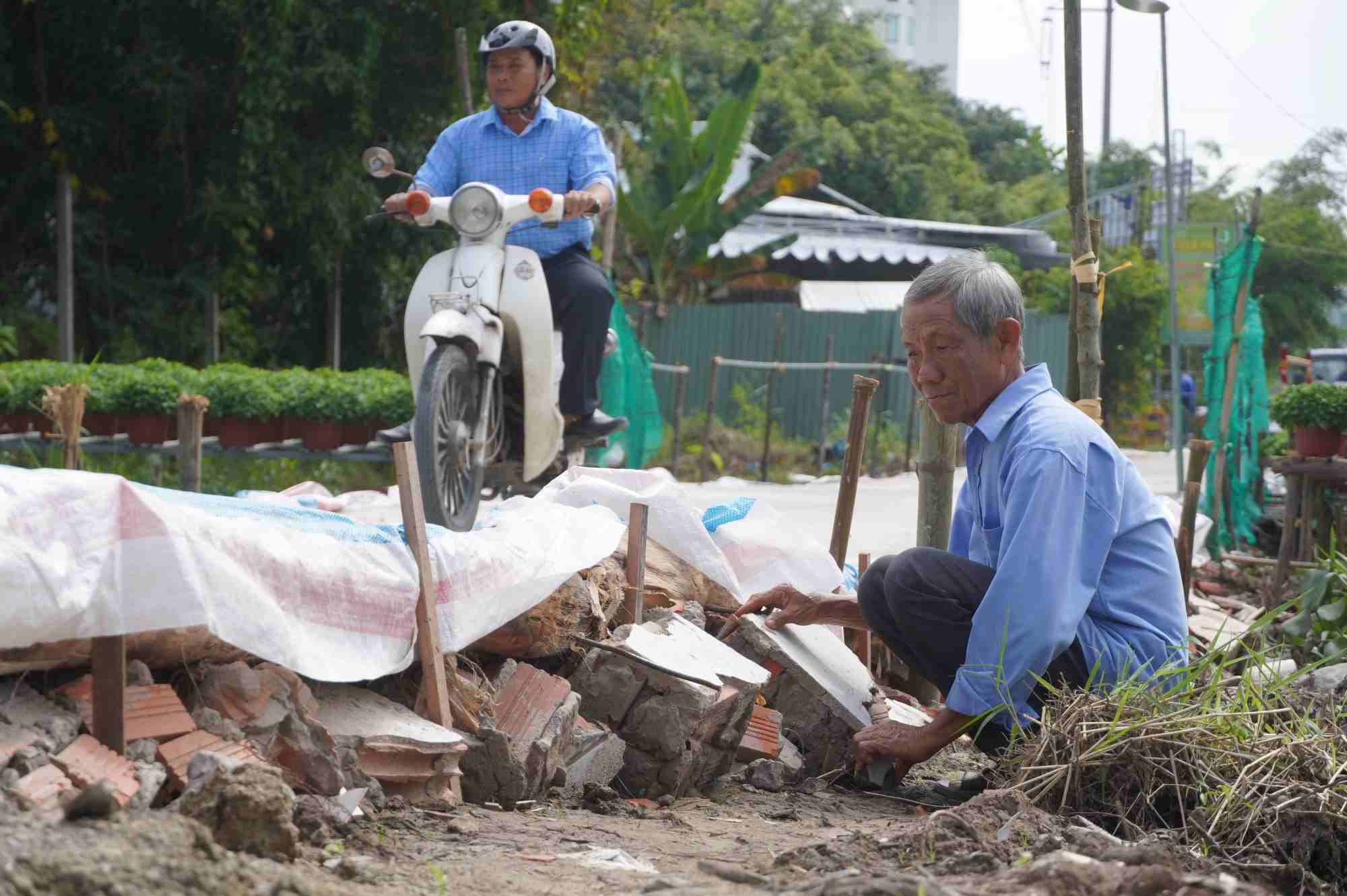 Trước thực trạng kéo dài và bức xúc về việc đi lại, người dân đã tự góp công, góp của làm đường tạm để tạm thời giải quyết khó khăn.  Ảnh: Tạ Quang