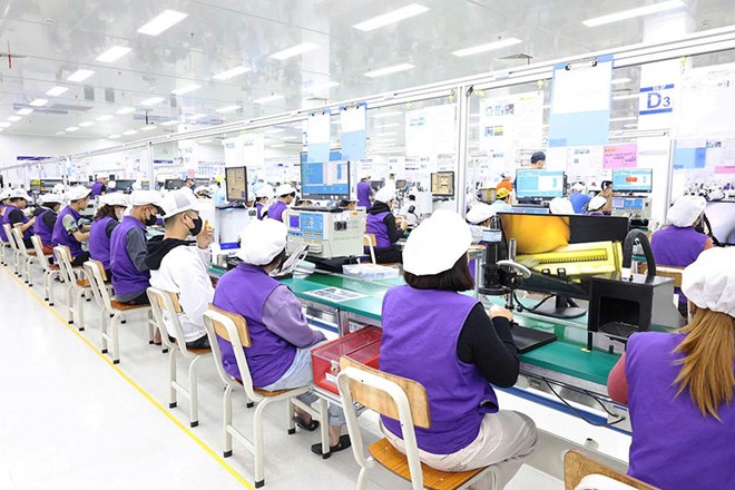 Workers working in Luxshare - ICT Nghe An Factory (FDI enterprise in VSIP Nghe An Industrial Park). Photo: Ngoc Anh