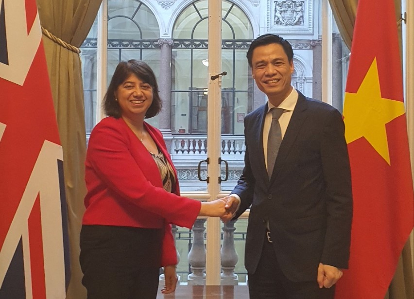 Deputy Minister of Foreign Affairs Dang Hoang Giang meets bilaterally with British Deputy Minister of Foreign Affairs, Prosperity and Development Seema Malhotra. Photo: Ministry of Foreign Affairs