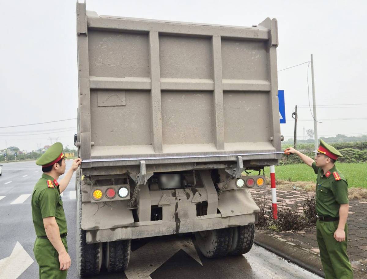 Road Traffic Police Team No. 3, Traffic Police Department of the Provincial Police coordinates to conduct a general review of vehicles with a large tonnage of 15 tons or more. Photo: Ninh Binh Provincial Police