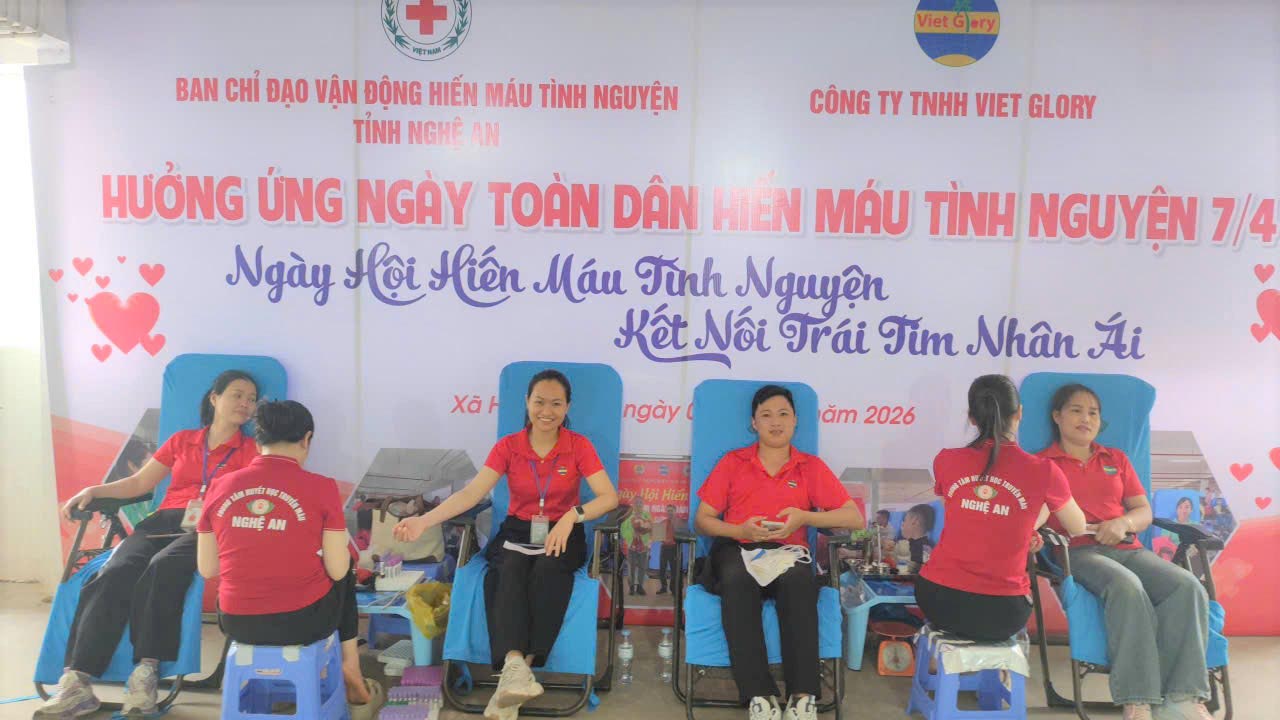 Nearly 1,000 workers of Viet Glory Co., Ltd. registered to participate in blood donation at the "Connecting Compassionate Hearts" festival. Photo: Mai Ngan