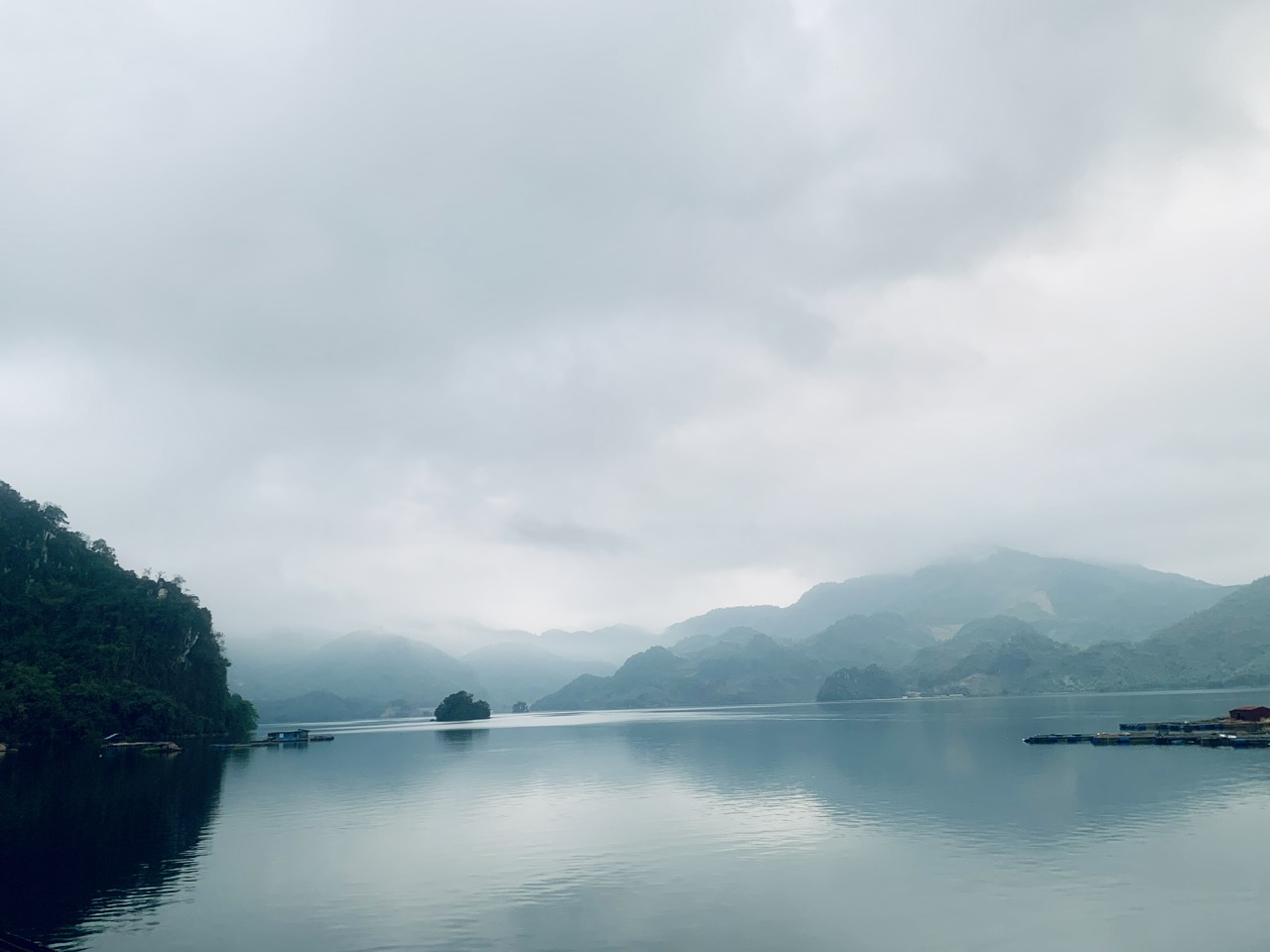 La bahía de Hien Luong, brumosa en las nubes, es un hermoso paisaje en el lago Song Da. Foto: Ky Lam