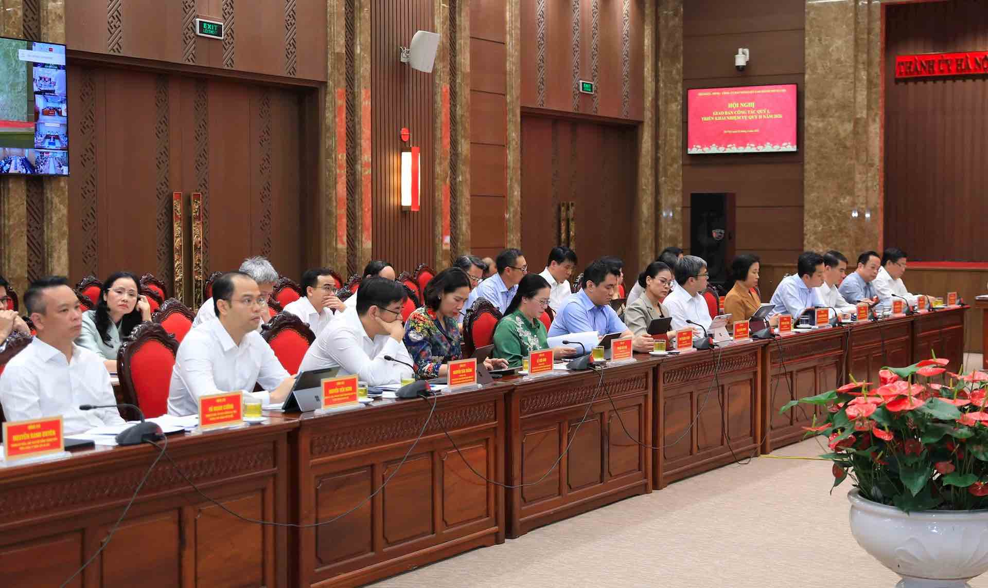 Các đại biểu xem phóng sự giới thiệu việc triển khai Hệ thống quản trị thực thi nhiệm vụ và đánh giá cán bộ gắn với phương pháp đo lường hiệu suất công việc (OKR/KPI). Ảnh: Quang Thái