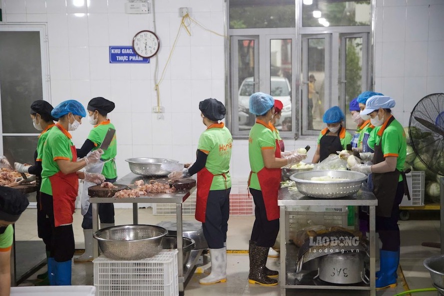 工業給食会社が準備し、ハノイ市内の学校に4月2日に食品を供給しています。写真:トゥオン・ヴァン