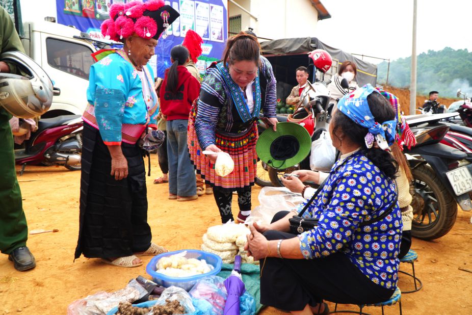 Chợ phiên vùng cao xã Phiêng Cằm được tổ chức tại bản Nong Tầu Thái mỗi tháng một lần. Ảnh: Trường Sơn