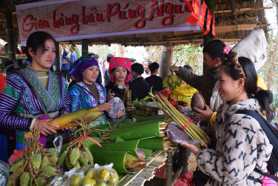 Phiên chợ xanh vùng cao xã Chiềng Lao họp 1 lần/tháng. Ảnh: Trường Sơn