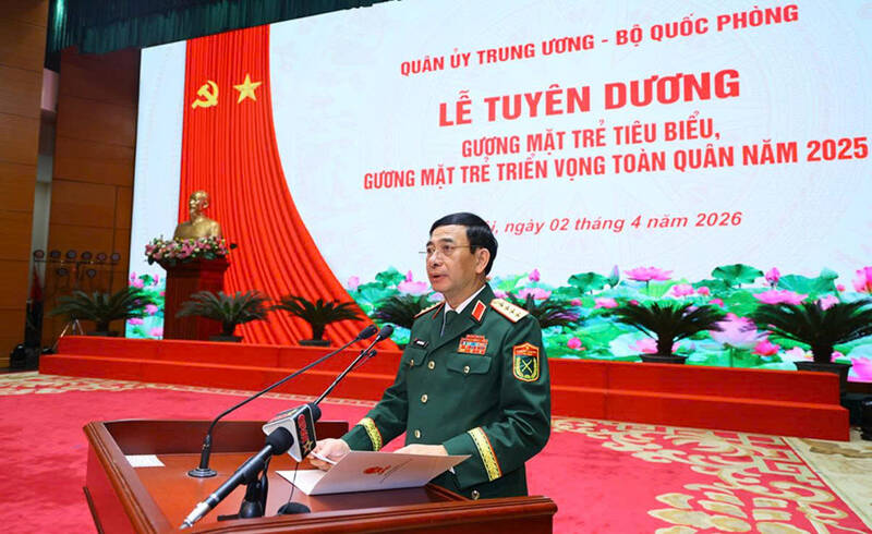 General Phan Van Giang - Member of the Politburo, Deputy Secretary of the Central Military Commission, Minister of National Defense speaks at the Ceremony to commend outstanding young faces, promising young faces of the entire army in 2025. Photo: Ministry of National Defense