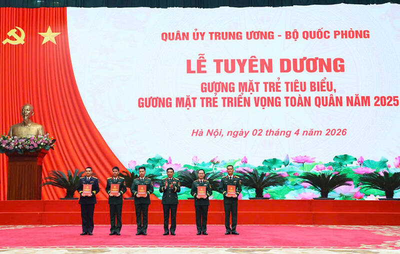Đại tướng Phan Văn Giang trao các Quyết định tuyển dụng cán bộ, tuyển dụng Quân nhân chuyên nghiệp; phong, thăng quân hàm trước thời hạn cho các Gương mặt trẻ tiêu biểu.