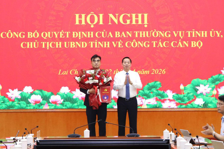 하꽝쭝 성 인민위원회 위원장이 팜홍타이 씨에게 결정서를 수여하고 있습니다. 사진: 라이쩌우성 인민위원회