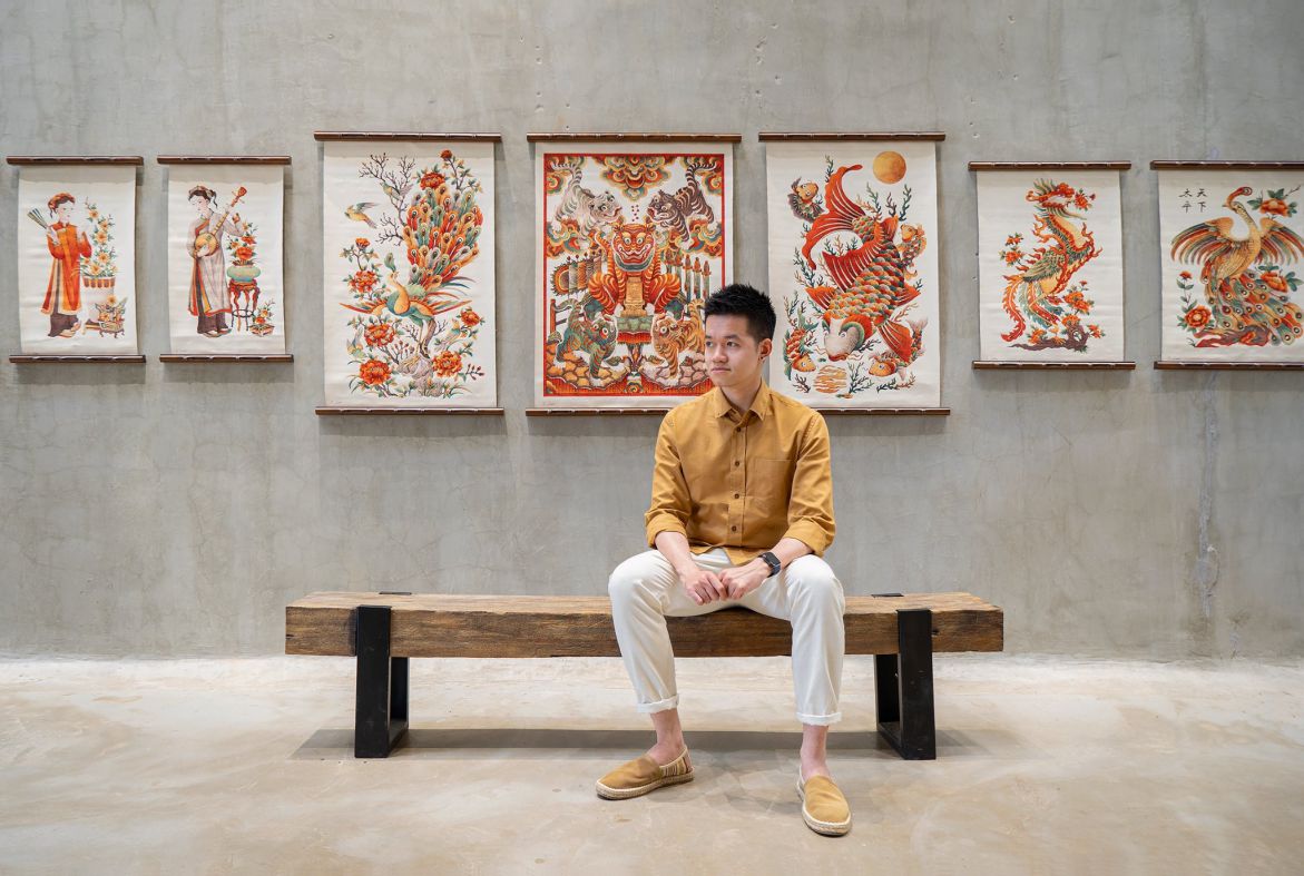 画家グエン・スアン・ラムと彼の絵画作品。写真:関係者提供